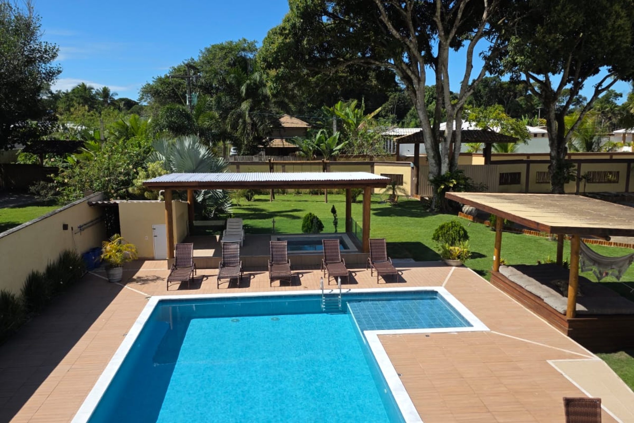 Piscina em frente ao duplex